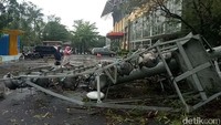 Beberapa petugas kebersihan dan Satpol PP terlihat mulai berjibaku membesihkan puing-puing venue yang rusak. (Foto: Raja-detikcom)