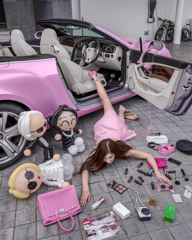 Bisa dibilang jika tantangan foto tersebut sekaligus memamerkan kekayaan dan status sosial. Beberapa di antara mereka yang melakukan tantangan ini adalah selebgram, termasuk Jamie Chua. Foto: Instagram @ec24m