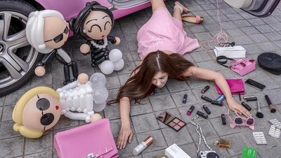 Saat Para Crazy Rich Asian Pamer Kekayaan Lewat Tren Foto Tersungkur