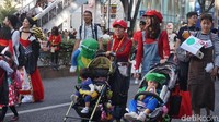 Ada yang berkostum Mario Bros beserta teman-temannya.