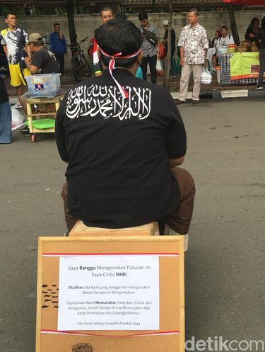 Berkaus Kalimat Tauhid, Pria Ini Jadi Perhatian di CFD Bunderan HI