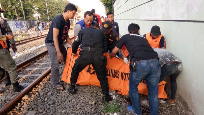 Lagi, Seorang Pria Tersambar Kereta Api di Surabaya