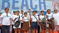 Susi bersama para pejabat melepas tukik, membersihkan sampah dan berkampanye agar masyarakat segera mengubah perilaku untuk mengurangi penggunaan plastik dan tidak membuang sampah. Istimewa/Instagram.