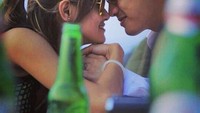 So sweet! Potret ini menggambarkan kalau Rizka sangat sayang pada istrinya. Meskipun tertutup botol minuman, momen ini tertap terlihat romantis. Foto: Instagram @rizka_triansyah_leihitu