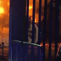 Inilah kondisi helikopter milik bos klub sepakbola Vichai Srivaddhanaprabha yang terbakar setelah jatuh di area parkir King Power Stadium, Leicester, Inggris, Sabtu (27/10/2018). Vichai dan Nusara yang menumpangi helikopter pribadi itu tewas dalam kecelakaan tersebut. (Foto: dok. Liam Hopkin / @hopkin_liam)