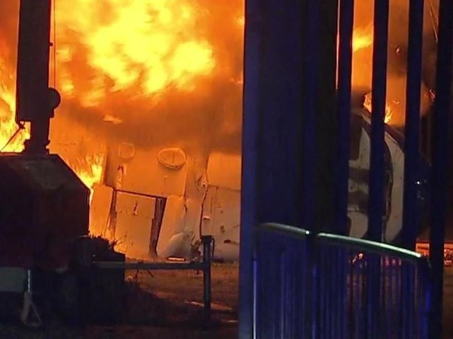 Inilah kondisi helikopter milik bos klub sepakbola Vichai Srivaddhanaprabha yang terbakar setelah jatuh di area parkir King Power Stadium, Leicester, Inggris, Sabtu (27/10/2018). Vichai dan Nusara yang menumpangi helikopter pribadi itu tewas dalam kecelakaan tersebut. (Foto: dok. Liam Hopkin / @hopkin_liam)