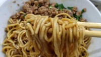 Yamien manis racikan bakmi legendaris Bakmi Naripan. Mienya tebal dengan paduan ayam cincang berbumbu kecap. Foto : Instagram @braiend