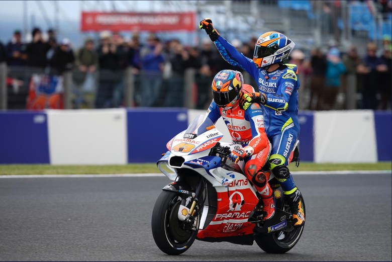 Alex Rins Nebeng Motor Balap Jack Miller. Foto: Twitter Alma Pramac Racing MotoGP Alex Rins Nebeng Motor Balap Jack Miller. Foto: Twitter Alma Pramac Racing MotoGP