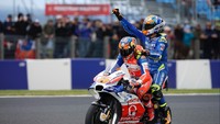 Tentu saja motor balap itu tidak ada jok pemboncengnya meski ada ruang untuk Rins duduk di belakang Miller. Foto: Twitter Alma Pramac Racing MotoGP