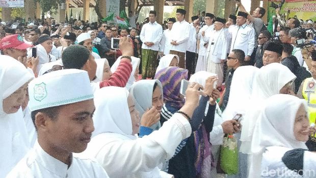Para peserta berebut mengabadikan foto Jokowi. (Foto: Suparno)