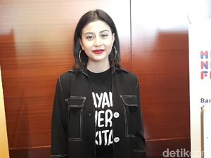 Awkarin Berjuang Antar 3.000 Nasi Kotak untuk Pendemo di DPR