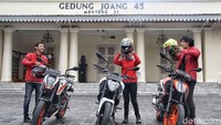 Petualangan merayakan Sumpah Pemuda di bawah bendera detikcom yang berkerja sama dengan produsen motor asal Austria, KTM, yaitu Road Warriors dimulai. Road Warriors akan mampir ke museum-museum bersejarah dari Jakarta sampai Surabaya. Foto: Pradita Utama