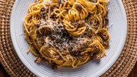Pasta Antoni kelihatan nikmat dengan paduan sosis, saus white wine dan parutan keju parmesan. Foto: Instagram antoni