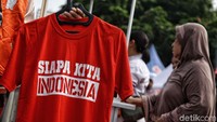 Kaos-kaos tersebut menyuarakan persatuan Indonesia.