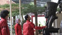 Merayakan Sumpah Pemuda, rider Road Warriors kali ini terdiri dari dua pemuda dan satu pemudi. Mereka adalah Reza MS yang merupakan seorang bikers, Chivay Sylvia Agustina yang merupakan lady biker asal Kuningan, Jawa Barat, serta Ruly Kurniawan dari detikOto. Foto: Pradita Utama