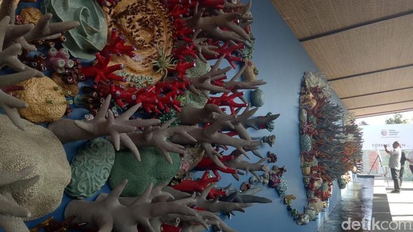 Foto: Instalasi keramik ini digagas organisasi nirlaba Coral Triangle Center berkolaborasi dengan seniman asal Amerika Serikat dan Indonesia, BPPT-BTIKK, Jenggala dan 300 relawan dari Bali. (Aditya Mardiastuti/detikTravel) Foto: Instalasi keramik ini digagas organisasi nirlaba Coral Triangle Center berkolaborasi dengan seniman asal Amerika Serikat dan Indonesia, BPPT-BTIKK, Jenggala dan 300 relawan dari Bali. (Aditya Mardiastuti/detikTravel)