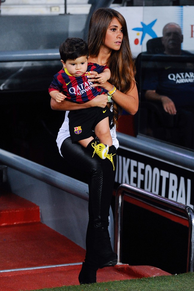 Wanita cantik ini adalah Antonella Roccuzzo. Penggemar Lionel Messi tentu sudah akrab dengan sosoknya karena dialah istri sang pesepakbola Argentina tersebut. Foto: Dok. Getty Images, Instagram