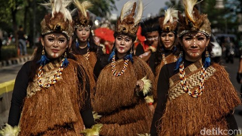 Memperingati Hari Sumpah Pemuda, pawai karnaval budaya digelar di kawasan Rawamangun, Jakarta. Peserta memamerkan pakaian tradisional se-nusantara.