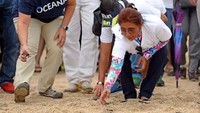 Pagi ini, Menteri Kelautan dan Perikanan Susi Pudjiastuti membuka acara beach clean up di Pantai Kuta, Bali, bersama Menteri Luar Negeri Retno Marsudi. Istimewa/Instagram.