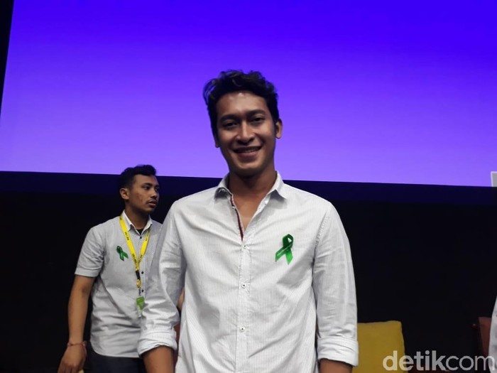Aktor Ade Firman Hakim ternyata pernah punya pengalaman sesat di dunia media sosial. Pengalaman tersebut adalah sempat punya akun palsu (fake account) yang digunakan untuk membantu temannya yang dibully atau mengetahui aktivitas medsos orang lain (stalking).


Beruntung, Ade cepat sadar dengan segera menghapus akun palsu tersebut. Ade juga menyusun kembali prioritasnya dalam menggunakan medsos untuk menghindari kesalahan serupa. Penyusunan prioritas memungkinkan medsos memberi manfaat maksimal bagi penggunanya.

Aku pilih medsos untuk kerja, jadi tidak lagi bikin akun palsu buat kepo atau bantu temen yang dibully. Kita harus tahu tujuan bermedsos supaya tidak tersesat dan ada manfaatnya untuk diri sendiri, kata nominasi Pemeran Pembantu Pria Terpuji Kategori Film di Festival Film Bandung 2017.

baca juga

Penetapan tujuan juga memungkinkan Ade bermedsos dengan tenang dan tetap menjadi diri sendiri, termasuk saat menghadapi komen negatif. Ade memilih tidak langsung menanggapi komen tersebut. Dia memilih diam dan memastikan kesiapan mentalnya terlebih dulu sebelum menghadapi berbagai jenis komentar.

Bila memungkinkan, Ade tak segan mengajak pemberi komen buruk bertatap muka langsung. Komunikasi ini bisa menjelaskan dan menyelesaikan masalah yang muncul.    

baca juga
