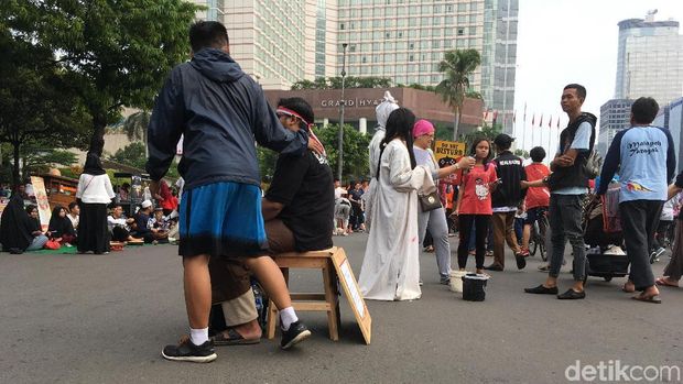 Berkaus Kalimat Tauhid, Pria Ini Jadi Perhatian di CFD Bunderan HI