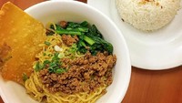 Yamien Ayam Bakso, toppingnya ayam cincang dengan pelengkap bakso kuah. Mau tambah nasi? Boleh juga. Foto : Instagram @vincentmarcius