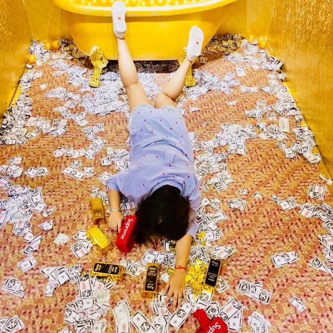 Sejak awal, tantangan foto ini memang menuntut pelakunya untuk pura-pura jatuh tersungkur. Bukan sembarang jatuh, kebanyakan dari mereka memilih jatuh dari tempat-tempat mewah, misalnya pesawat atau yatch. Foto: Instagram @indychiang88  