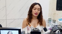 Zaskia berusaha tegar karena hingga kini belum juga dapat jodoh. Foto: Desi/detikHOT
