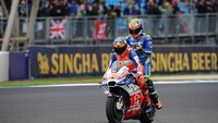 Motor Ducati Jack Miller pun ditungggangi dua orang. Foto: Twitter Alma Pramac Racing MotoGP