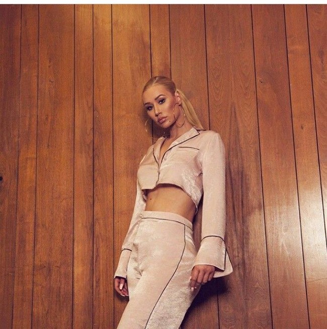 Pakar bedah plastik lainnya, Dr. Ryan Neinstein bahkan mengira-ngira biaya yang dikeluarkan Iggy tak sedikit. Menurut sang dokter, Iggy mengeluarkan biaya sampai US$ 10 ribu atau sekitar Rp 150 juta untuk berbagai prosedur kecantikan wajahnya. Foto: Dok. Instagram