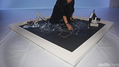Seniman Ini Kolaborasikan Seni dan Tangan Robot
