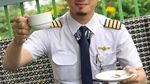 Intip Momen Kulineran Pilot Ganteng Rizka Triansyah Bersama Keluarga