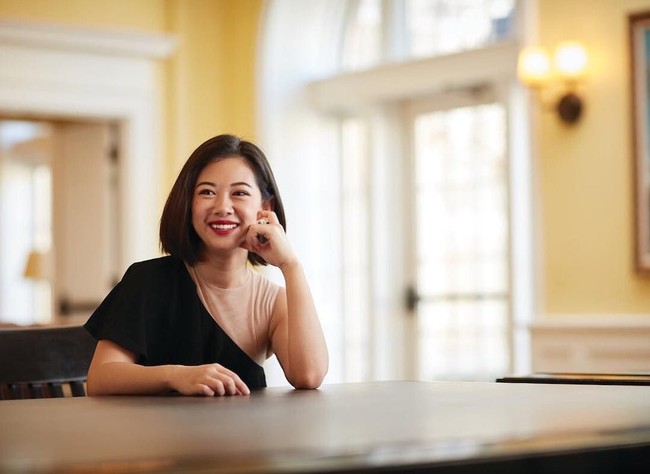 Wanita yang kini berbasis di Singapura tersebut adalah pemilik perusahaan investasi bernama SoGal yang mendukung start-up yang dibangun wanita dan orang minoritas. Foto: Instagram @pocketsun