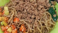 Rasa manis yamien memang jodohnya cabe rawit merah yang menggigit. Pedas manisnya jadi makin enak. Foto : Instagram @fonda_lin