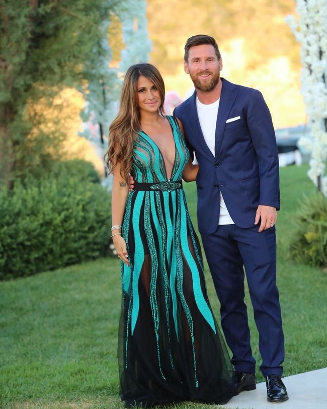 Antonella Roccuzzo dipersunting pemain Barcelona itu pada 30 Juni 2017 di Rosario, Argentina. Pernikahan yang dihadiri 250 undangan tersebut jadi momen yang paling ditunggu karena keduanya sudah bertahun-tahun pacaran. Messi dan Antonella untuk pertamakalinya go public sebagai pasangan kekasih pada 2008. Foto: Dok. Getty Images, Instagram