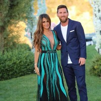 Antonella Roccuzzo dipersunting pemain Barcelona itu pada 30 Juni 2017 di Rosario, Argentina. Pernikahan yang dihadiri 250 undangan tersebut jadi momen yang paling ditunggu karena keduanya sudah bertahun-tahun pacaran. Messi dan Antonella untuk pertamakalinya go public sebagai pasangan kekasih pada 2008. Foto: Dok. Getty Images, Instagram