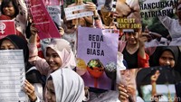 Dalam aksinya mereka membawa sejumlah atribut berupa poster.