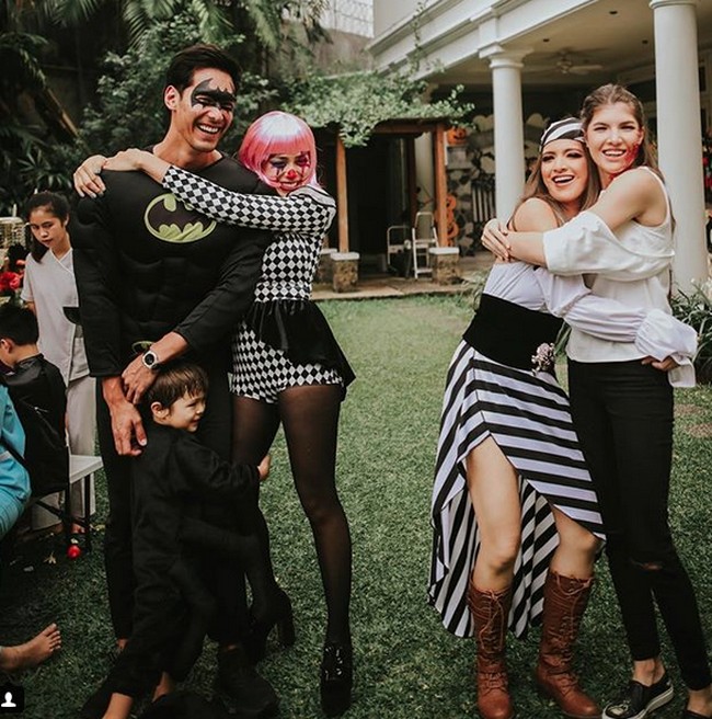 Sementara itu rekan Nia di program televisi Ngopi Dara Trans TV, Jessica Iskandar tampil tak kalah maksimal di pesta Halloween yang sama. Wanita yang akrab disapa Jedar itu menjelma menjadi badut seksi. Foto: dok instagram Nia Ramadhani
