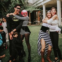 Sementara itu rekan Nia di program televisi Ngopi Dara Trans TV, Jessica Iskandar tampil tak kalah maksimal di pesta Halloween yang sama. Wanita yang akrab disapa Jedar itu menjelma menjadi badut seksi. Foto: dok instagram Nia Ramadhani