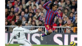 Dulu ketika El Clasico masih belum ada Ronaldo dan Messi, Sergio Ramos dipermalukan Ronaldinho. Akankah kejadian serupa menimpa Ramos lagi? Foto: Istimewa