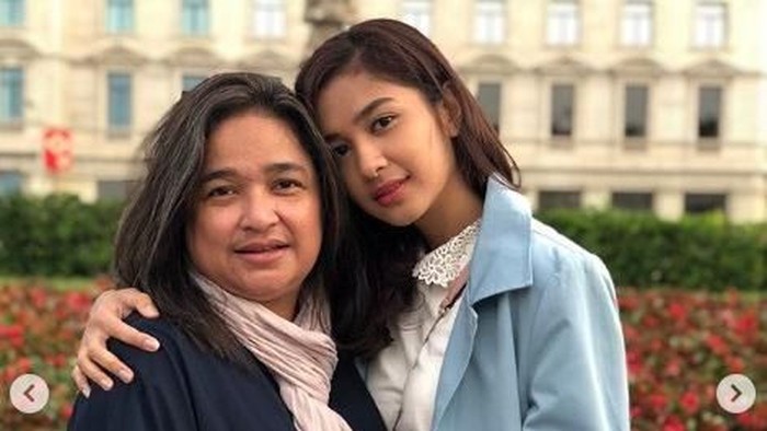 Ibunda Mikha Tambayong mengidap penyakit autoimun yang disebut Sjogren syndrome. Foto: Instagram @miktambayong Ibunda Mikha Tambayong mengidap penyakit autoimun yang disebut Sjogren syndrome. Foto: Instagram @miktambayong