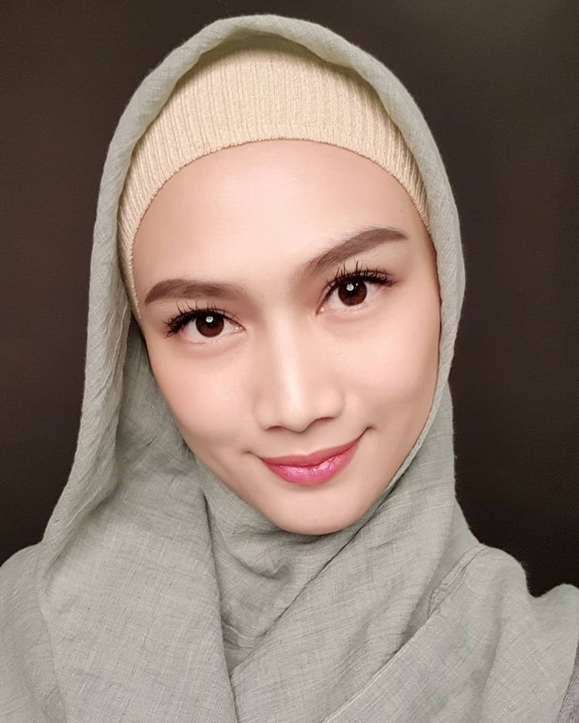 Untuk gaya hijab, Melody memilih tren hijab segi empat yang simpel. Ia beberapa kali tampil memakai hijab segi empat dengan warna yang lembut. Foto: Instagram