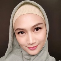 Untuk gaya hijab, Melody memilih tren hijab segi empat yang simpel. Ia beberapa kali tampil memakai hijab segi empat dengan warna yang lembut. Foto: Instagram