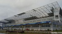 Angin kencang dan hujan deras melanda Palembang Sabtu (27/10) sore sekitar pukul 15.30 WIB. sejumlah fasilitas di JSC, stasiun LRT DJKA dan rumah warga hacur usai diterjang angin hingga berkecepatan 50 Km/jam. (Foto: Raja-detikcom)