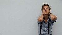 Dylan Sprouse akhirnya minta maaf, tapi bukan karena fotonya, hanya saja ia menyesal mengirim foto itu ke orang yang salah. Foto: Twitter