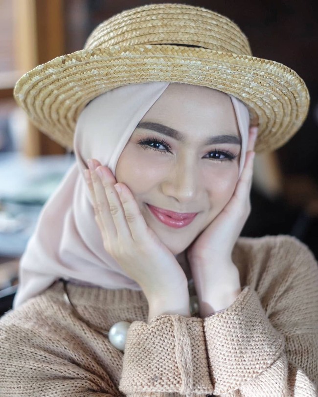 Di foto prewedding-nya, Melody tampil feminin dengan gaya hijab bernuansa dusty pink dan khaki. Ia pun tampak manis memakai rok tutu hingga kebaya. Foto: Instagram