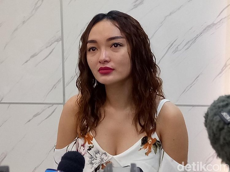 Zaskia Gotik Menangis Batal Nikah Lagi