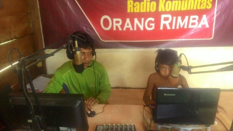 Perkenalkan Sepinta, Penyiar Radio Pencerah Suku Pedalaman Jambi Perkenalkan Sepinta, Penyiar Radio Pencerah Suku Pedalaman Jambi