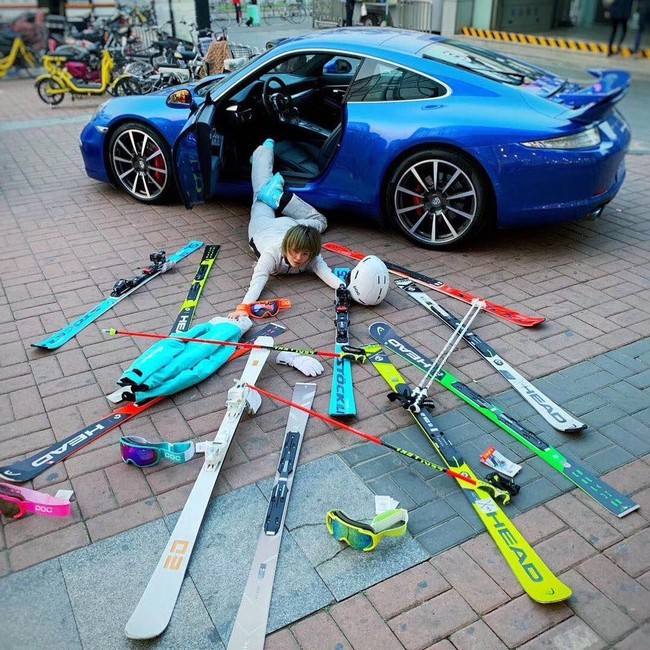 Kebanyakan dari mereka yang ikut tren foto tersungkur tersebut menampilkan dirinya jatuh dari mobil mewah. Saat terjatuh, ditampilkan pula barang-barang mereka yang ikut berantakan. Foto: Instagram @aluckyskier  