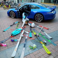 Kebanyakan dari mereka yang ikut tren foto tersungkur tersebut menampilkan dirinya jatuh dari mobil mewah. Saat terjatuh, ditampilkan pula barang-barang mereka yang ikut berantakan. Foto: Instagram @aluckyskier  